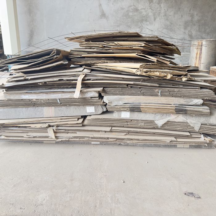 Lo'mbozli korobka bor. Kotta kotta qalin korobkala. Makulatura.