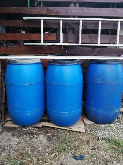 Butoaie plastic 200l preț 100 lei bucata