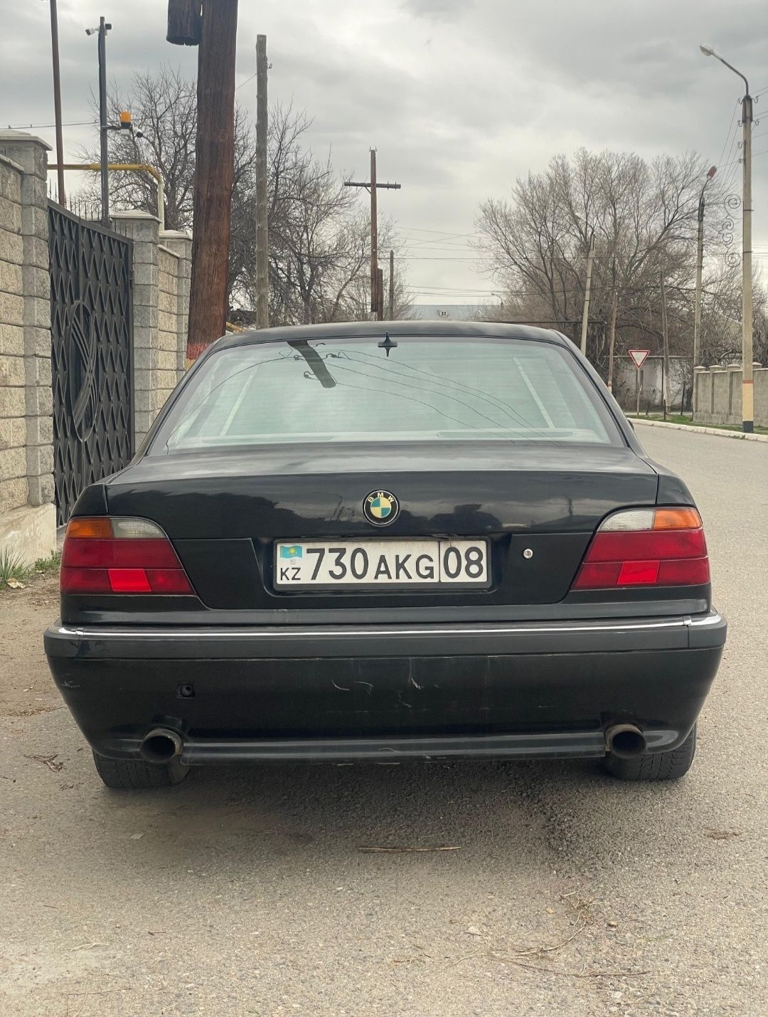 БМВ 730 автомобиль