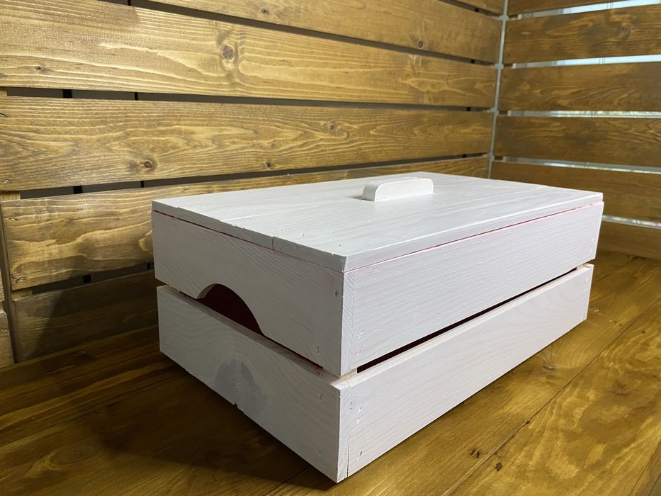 Бяло-червена декоративна дървена щайга с капак