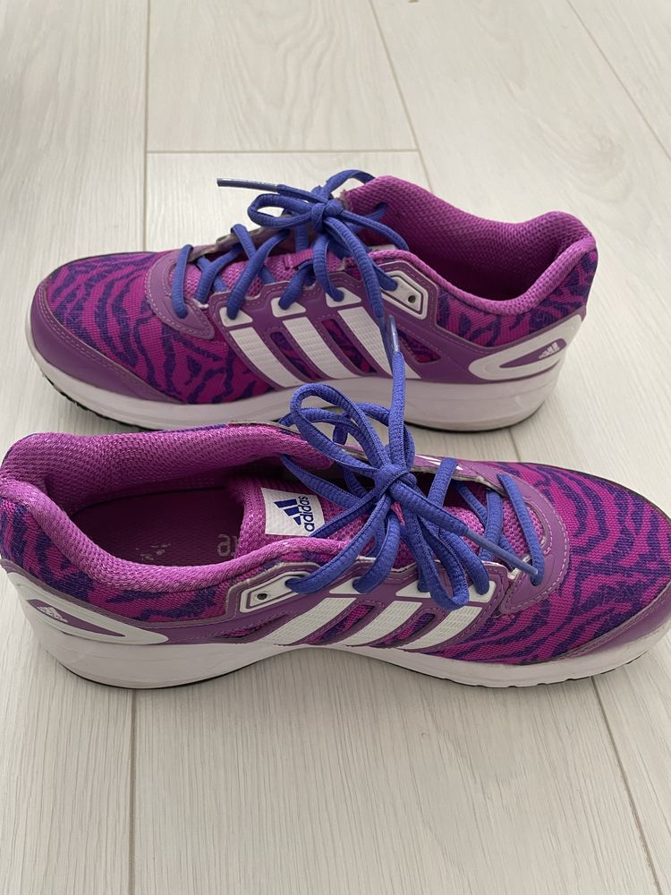 Продавам дамски обувки Adidas, Converse
