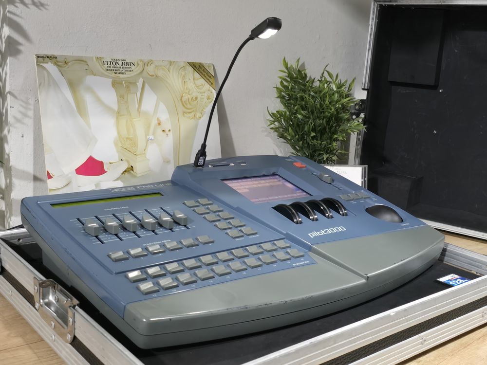 Consolă/mixer/controller lumini PILOT 3000,case transport,1024 DMX