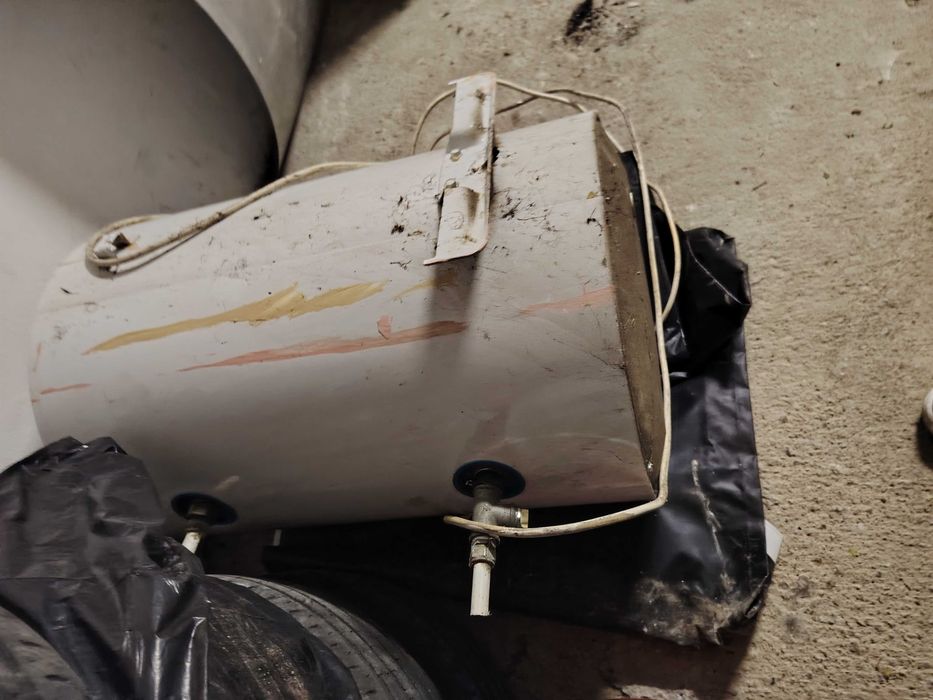 Vând boiler de 100 l și hidrofor   400 lei ambele  detalii la telefon