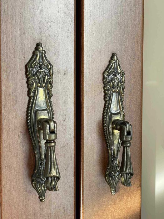 Продавам масивен дървен гардероб.