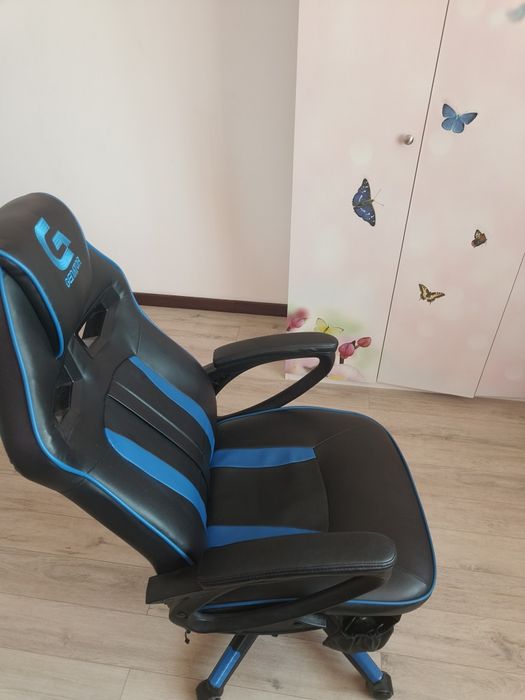 Scaun de Gaming Genator cu perna si masaj.