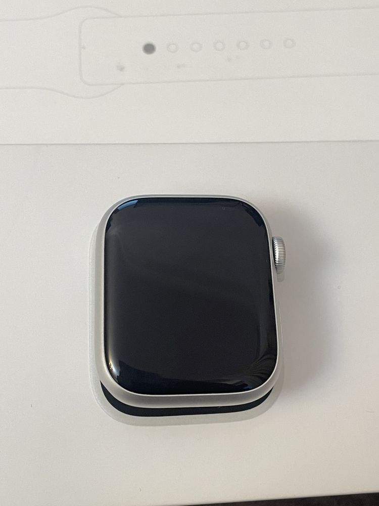 Смарт-часы Apple Watch Series 8 41 мм Aluminum серебристый-белый