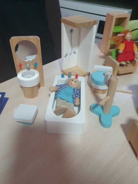 Дървена къща за кукли + мебели + куклите