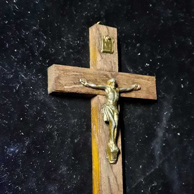crucifix din lemn cu bronz