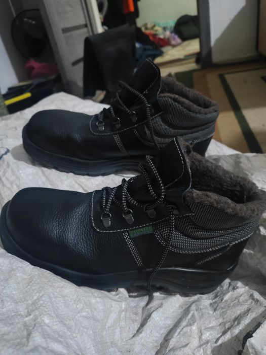 Ботинки зимние производственные почти новые размером 44