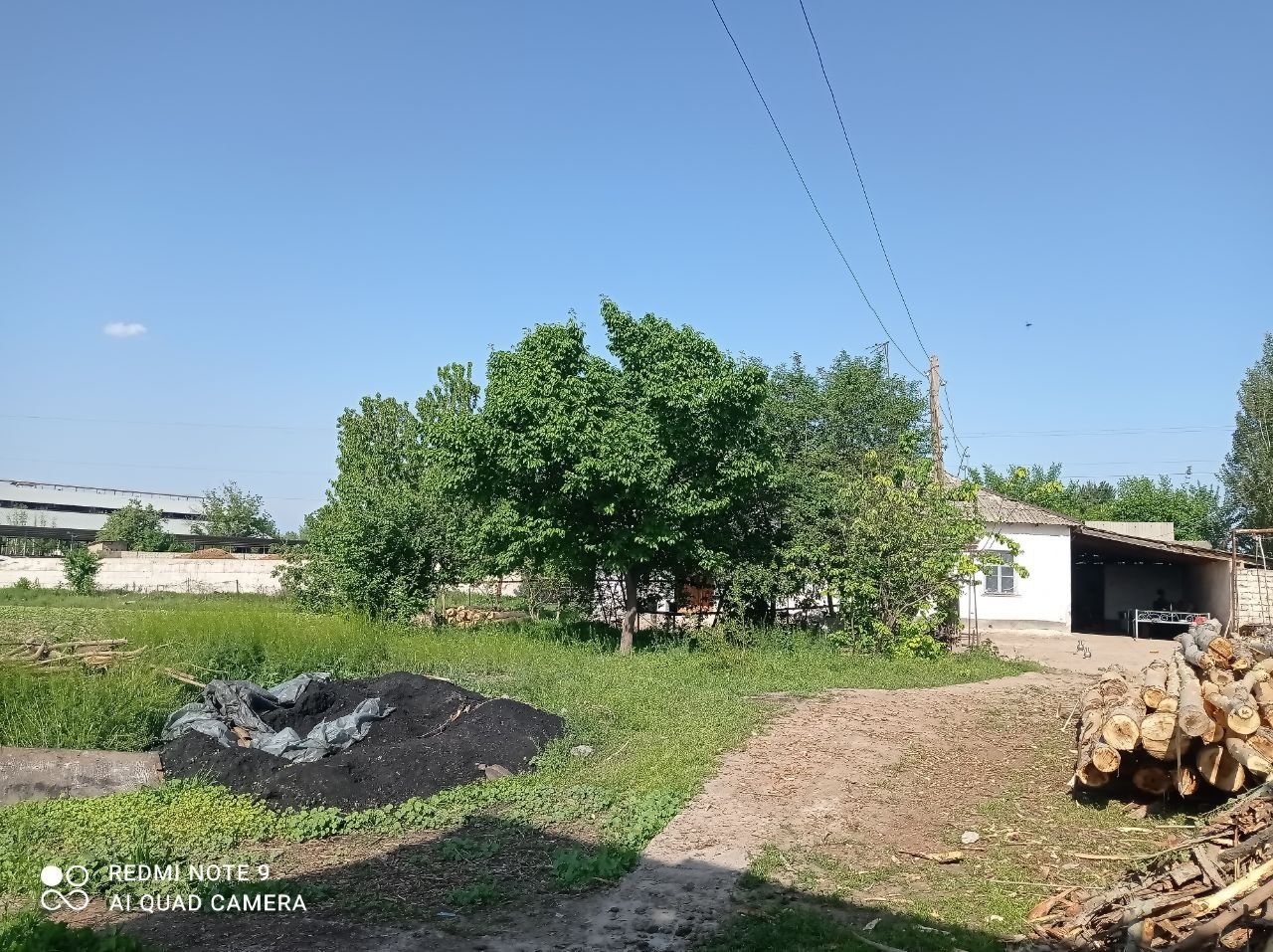Katta hovli yer uchastka
