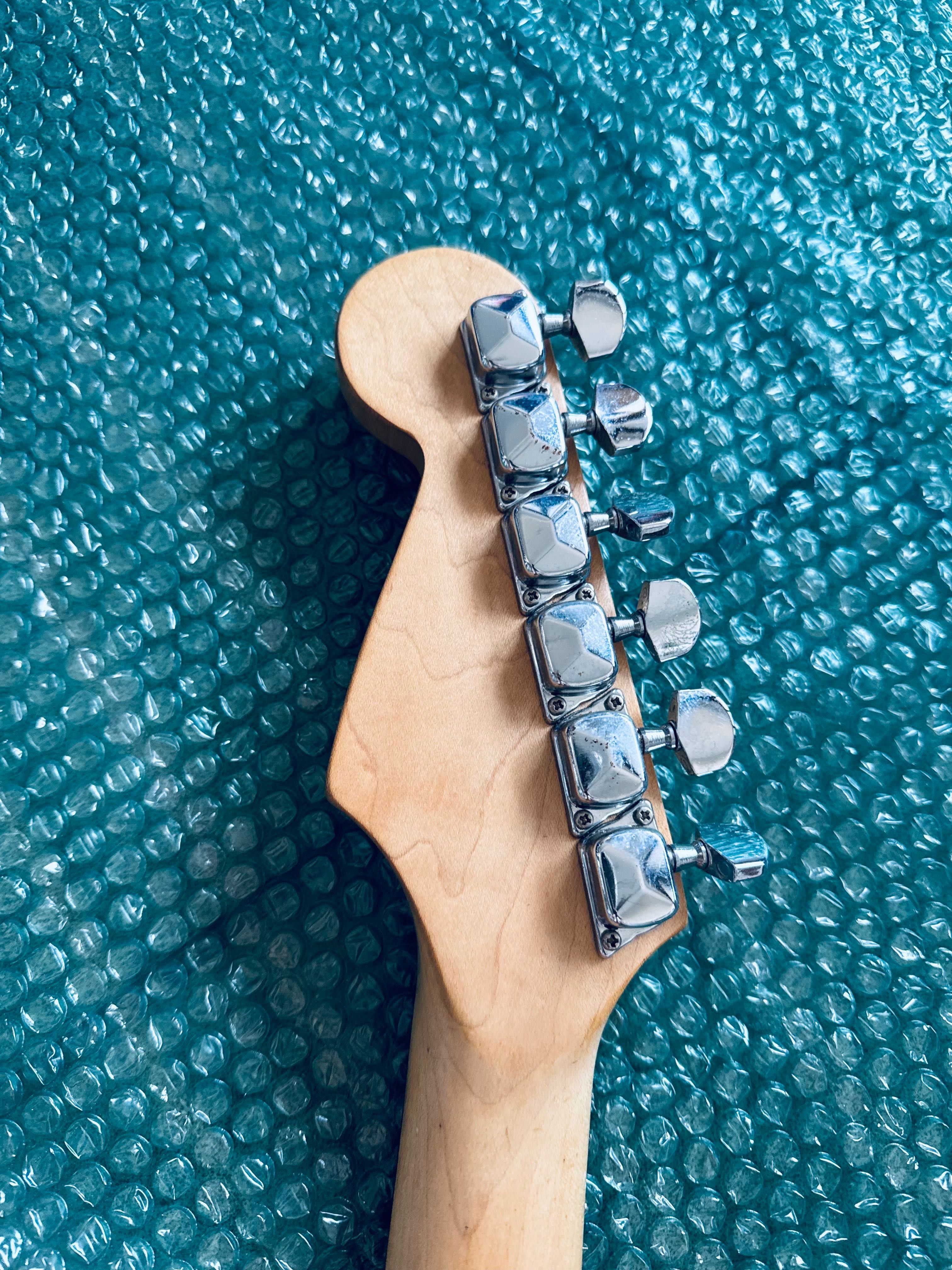 Chitara electrica Scuier Strat by Fender Vintage-Style Hardtail Bridge