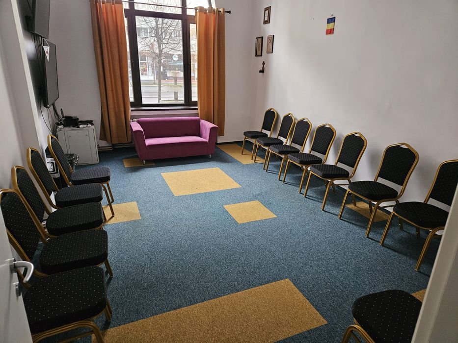 Sala conferințe cu videoproiector