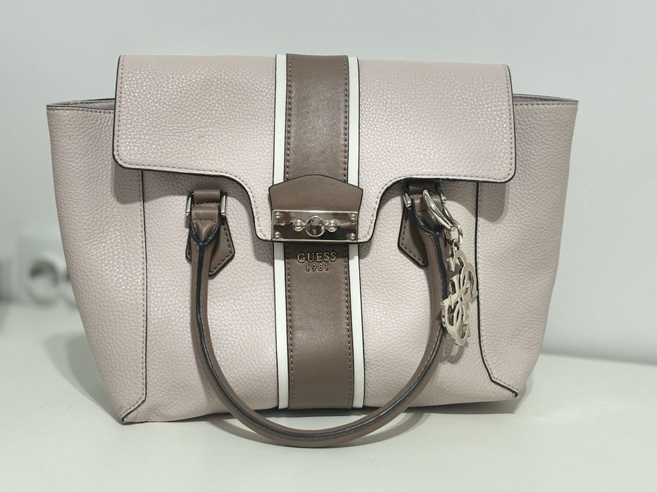 Geanta Guess purtata de doua ori