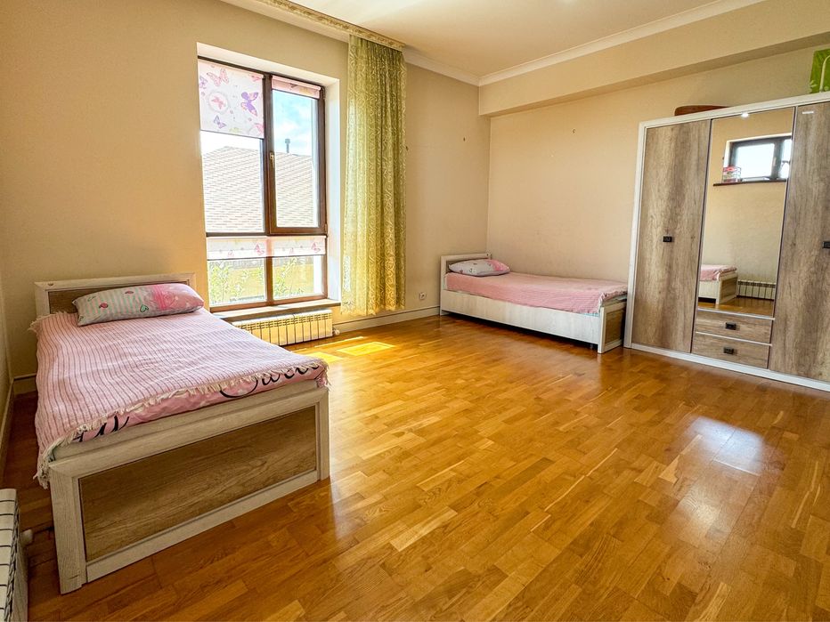 Продается детская мебель в отличном состояний, 2 кровати,  шкаф