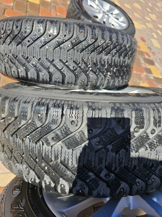 Продам зимние шины  235  60 R 18
