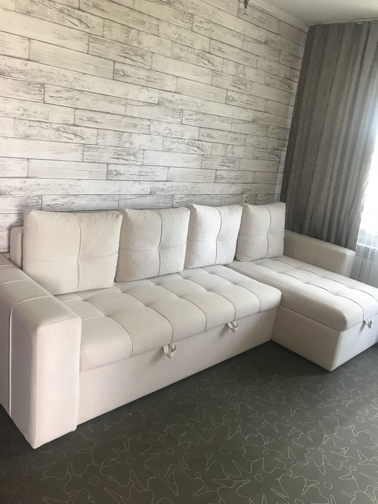 Продам молочный диван