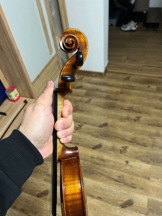 Vând vioara profesională 4/4 model Guarneri del gesu.