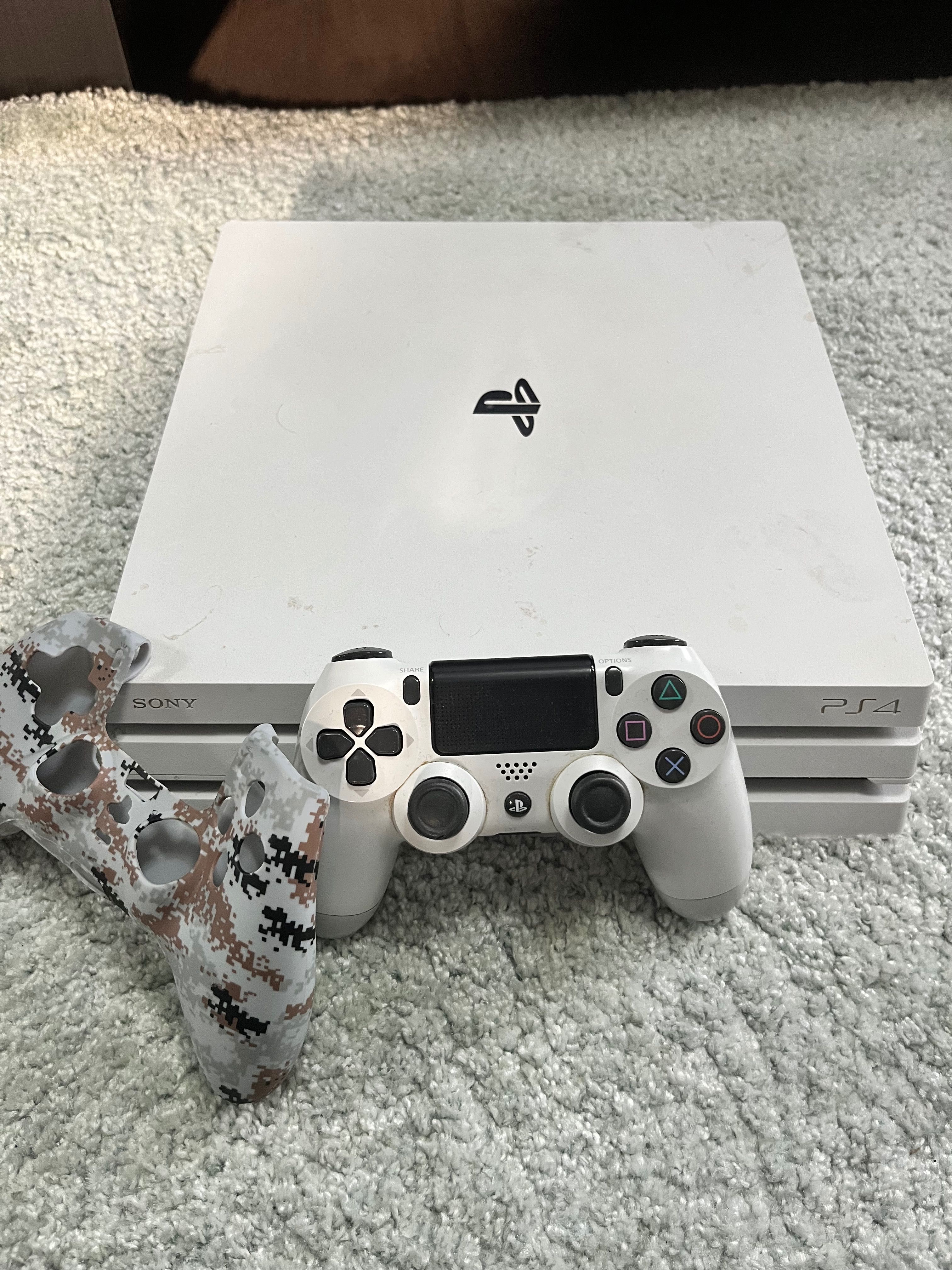 Vând playstation 4 pro/playstation 4 slim