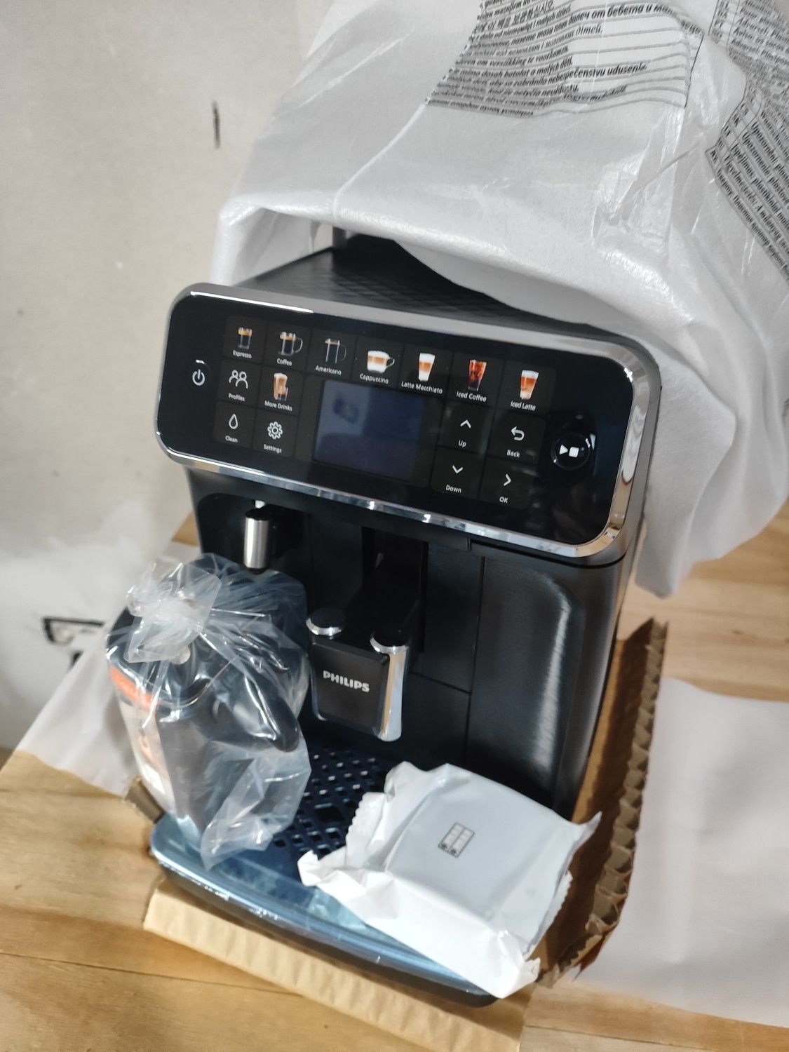 Expresor automat Philips Seria 5500 nou 2025