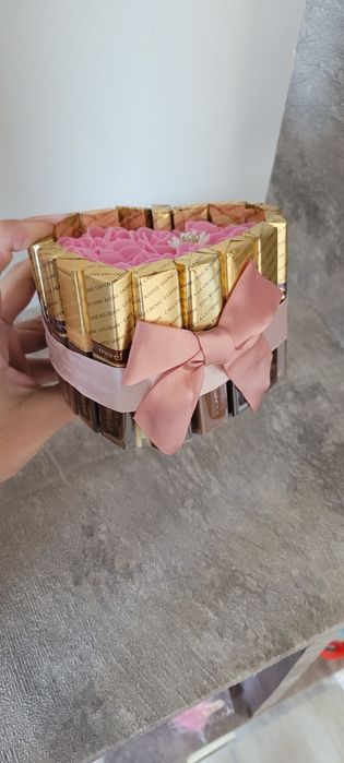 Aranjament cu trandafiri din spumă și bomboane Merci