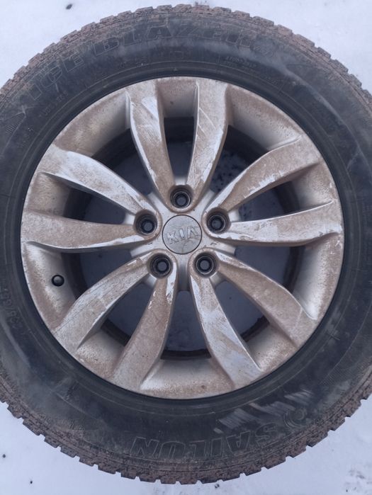 Продам комплект шин шипованых б/ус дисками