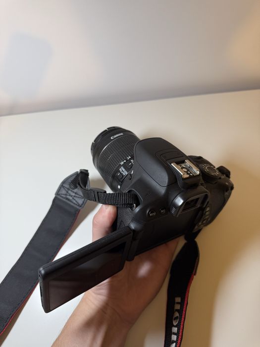 Canon 700D DSLR + obiectiv 18-55mm în stare excelentă ca nou!