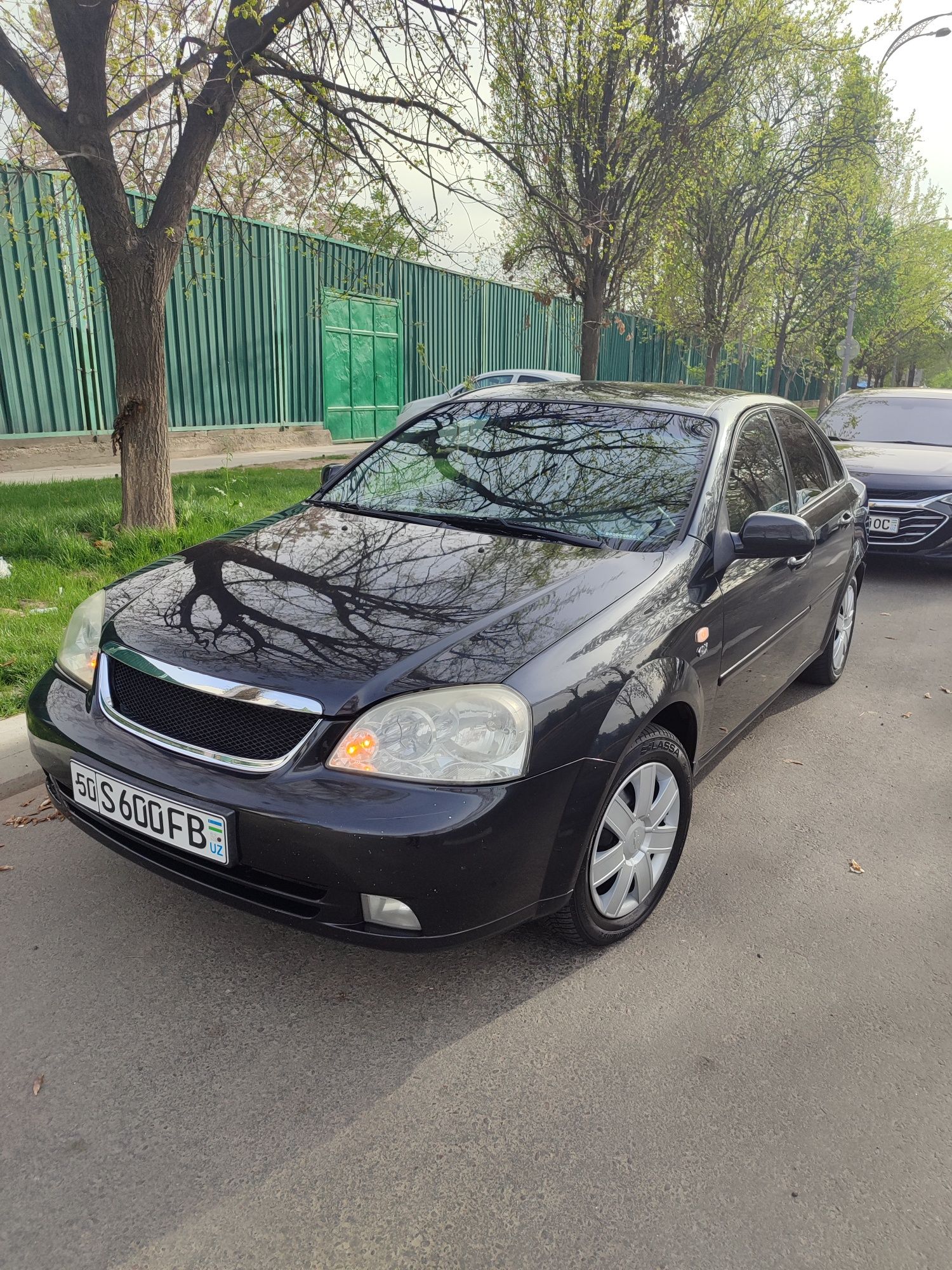 Lacetti 1.8 sotiladi
