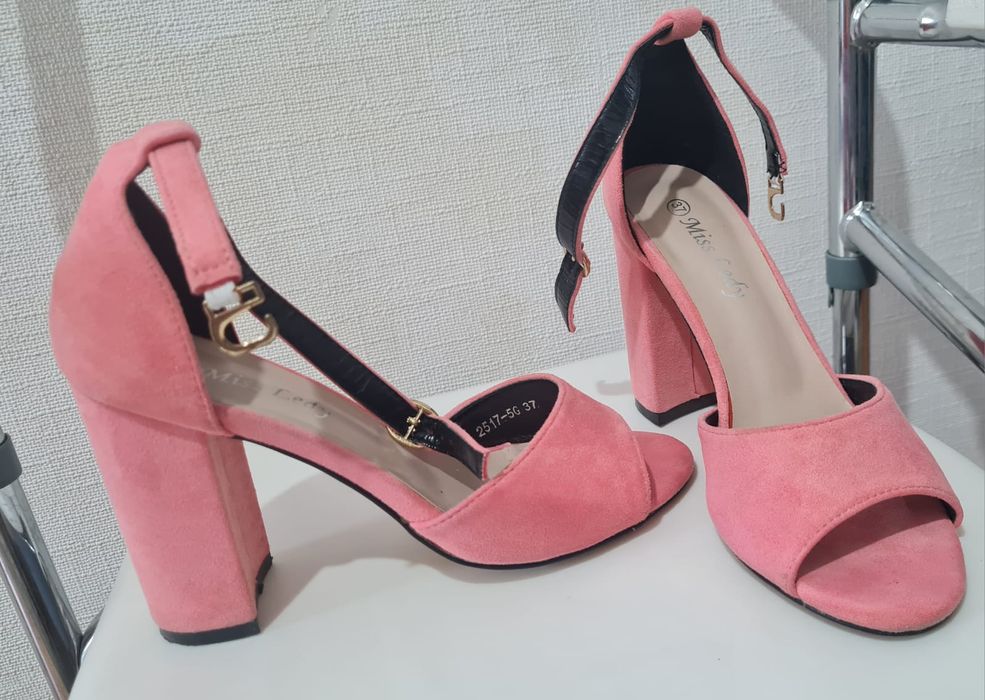 Босоножки розовые