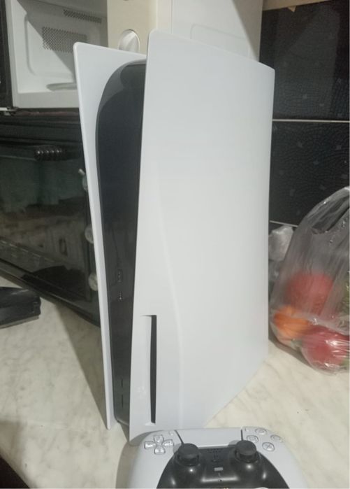 Playstation 5 825 почти новый 2 джойстика отдам 5 игр тоже отдам