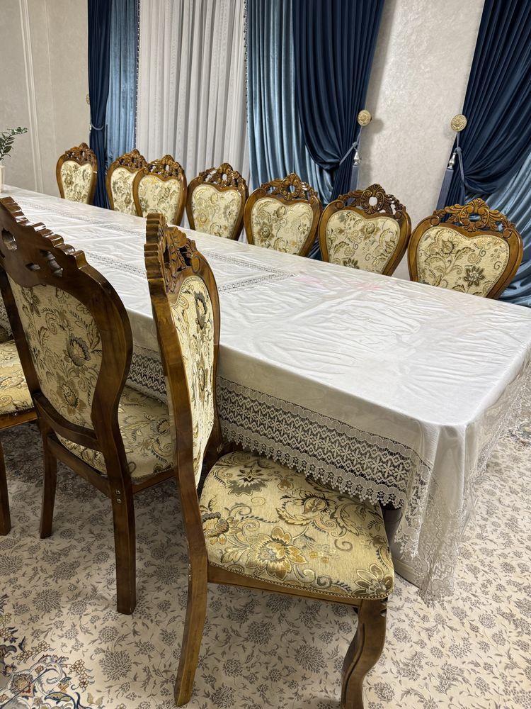 Стол и стулья для гостиной