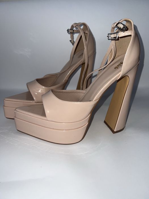 Високи токчета в телесен цвят