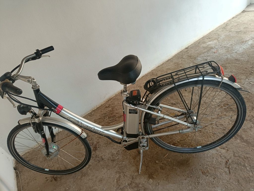 Bicicleta cu motor electric