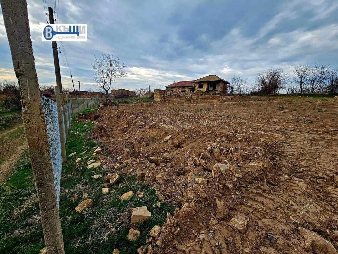 Къща с голям двор в село Каранци