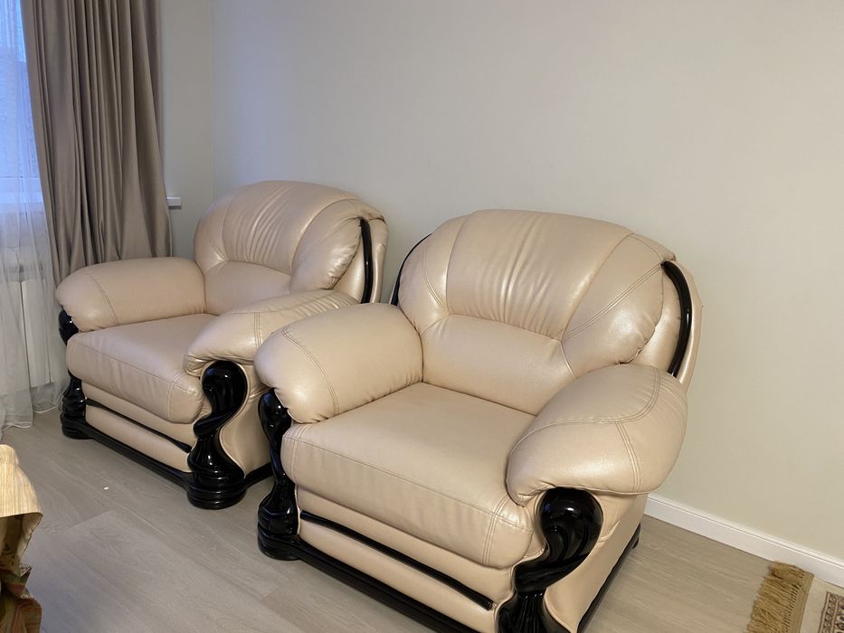 Диван кожаный с двумя креслами в отличном состоянии.