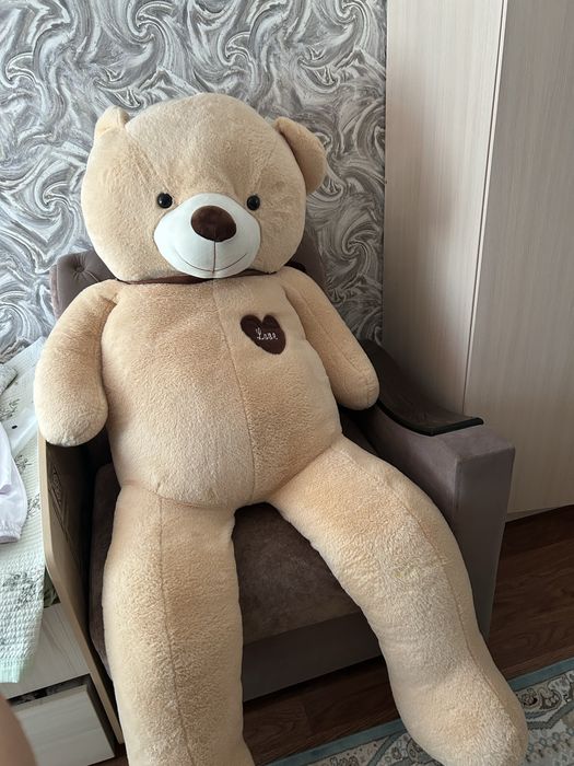 Большая бежевая медведь