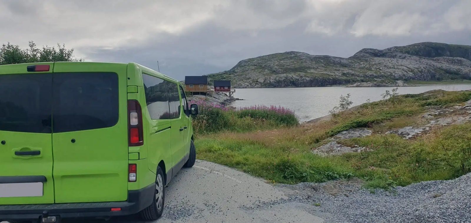 Inchiriez microbuz, rent a car bus 9 locuri, inchiriere bus 8+1 locuri
