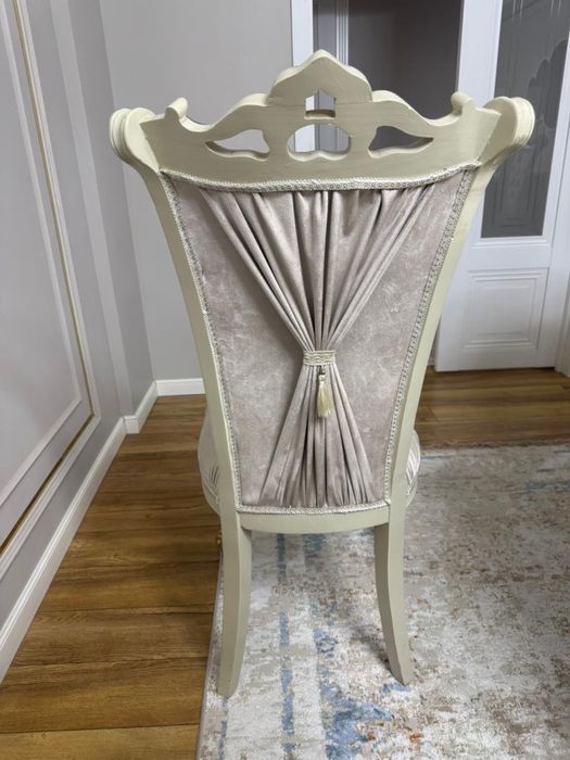 Элегантный классический стул, мягкий, в отличном состоянии