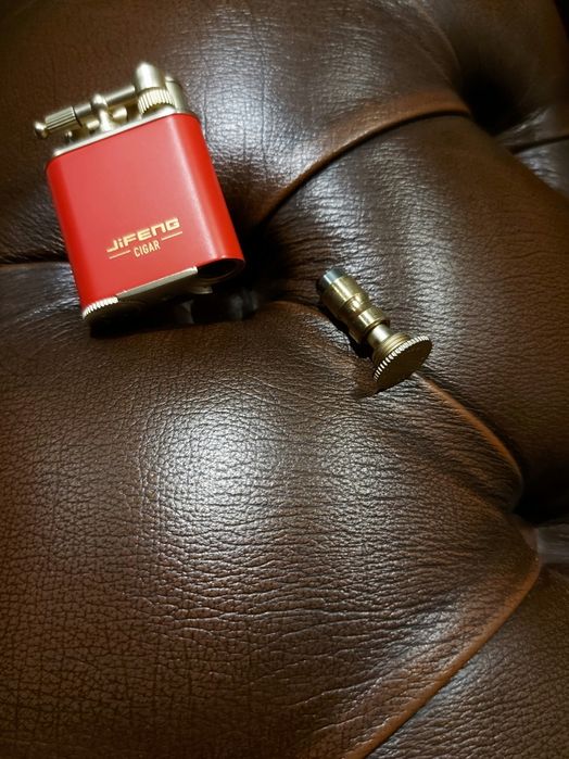 Запалка в четири варианта:черно с хром,черен мат,червено или синьо