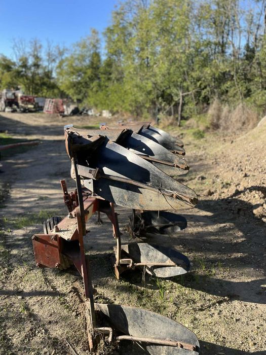 Vând.                                                 Plug reversibill