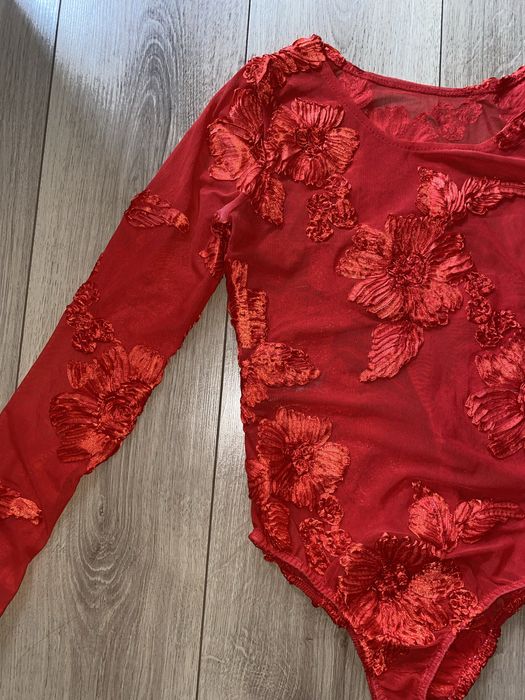 Червено боди с Релефна декорация