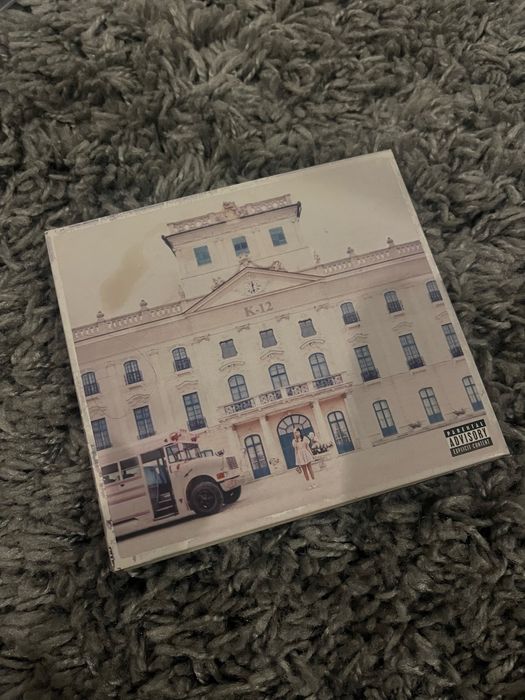 Диск на Melanie Martinez
