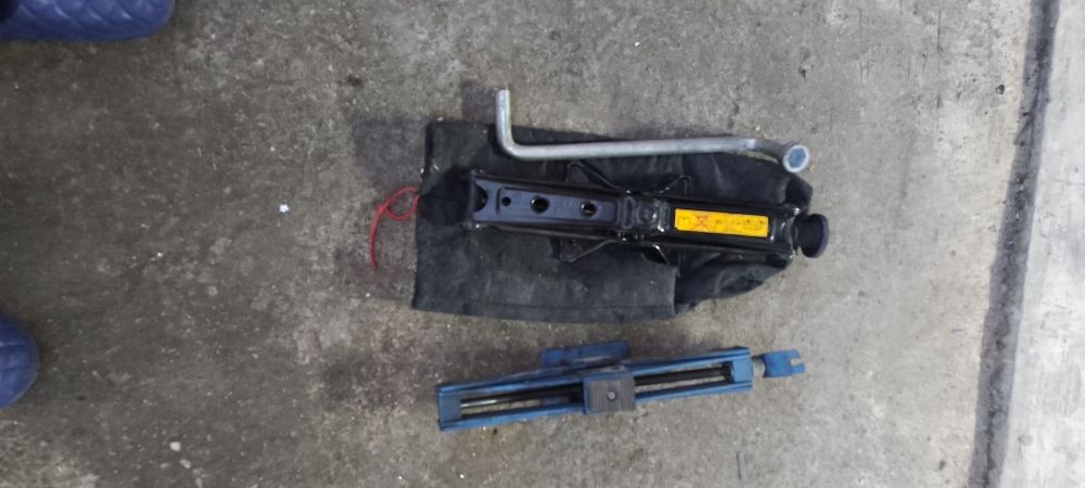 Vând 2 cricuri auto