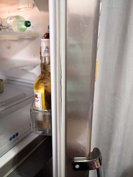 Хладилник с една малка забележка която не пречи ,взимане от място