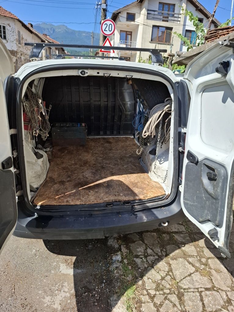 Продавам Dacia loganан 2008г с газова уреда
