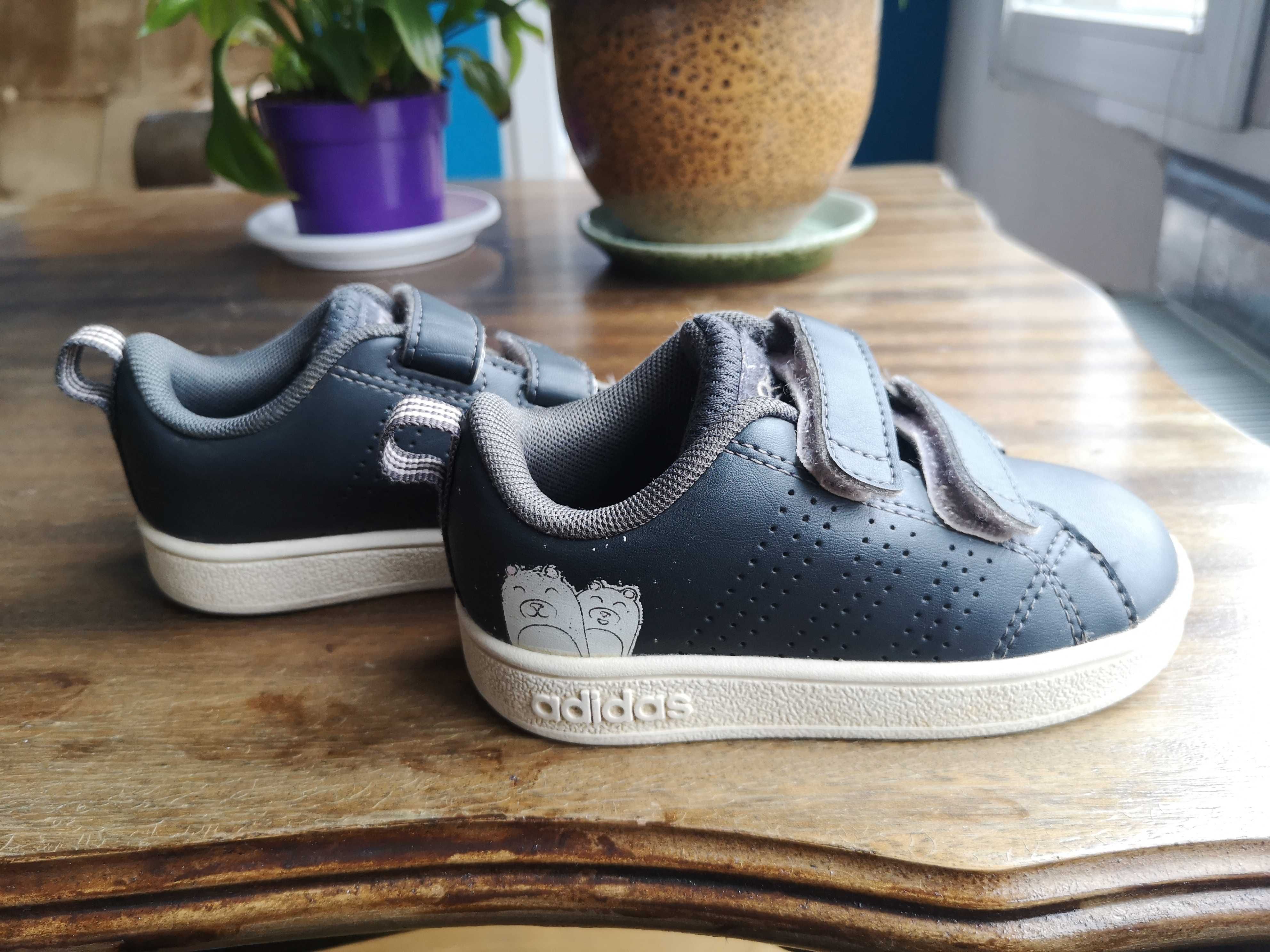 Детски обувки Adidas номер 22