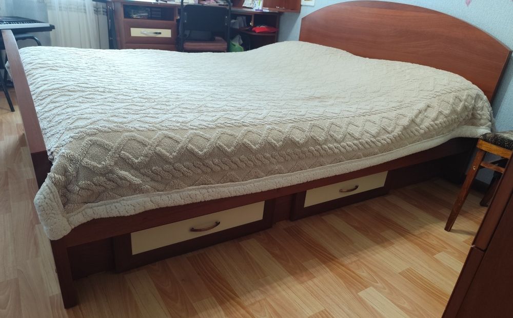 Кровать из ЛДСП двуспальная 1,6*2,0 с матрасом