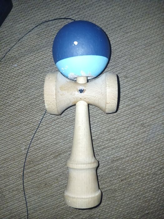 Vând kendama am de 2 luni nu este folosit mult