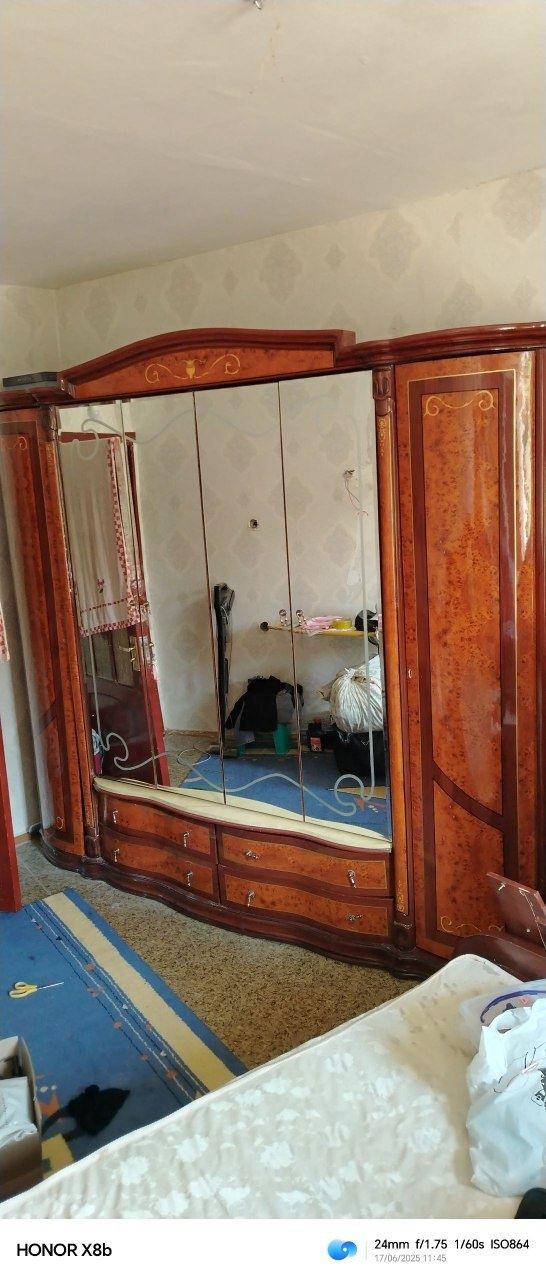 Продам китайский спални гарнитур