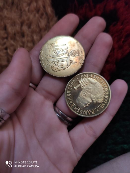 Златни монети със символи