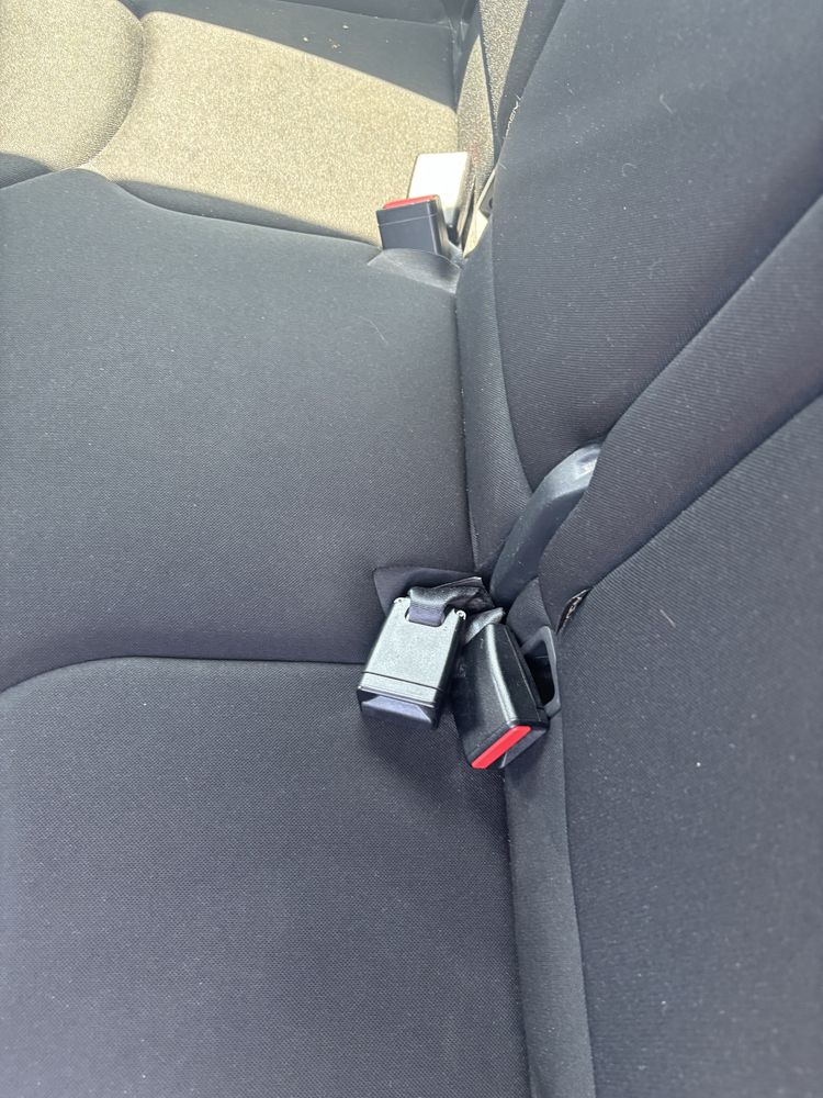 Vand banchete Renault Clio 4 cu centuri si isofix